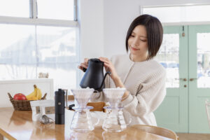 asuiro（あすいろ）は、コーヒーやキッチンツール、暮らしの道具を紹介するライフスタイルメディア。日々の暮らしに、やさしい彩りと小さな豊かさをお届けします。