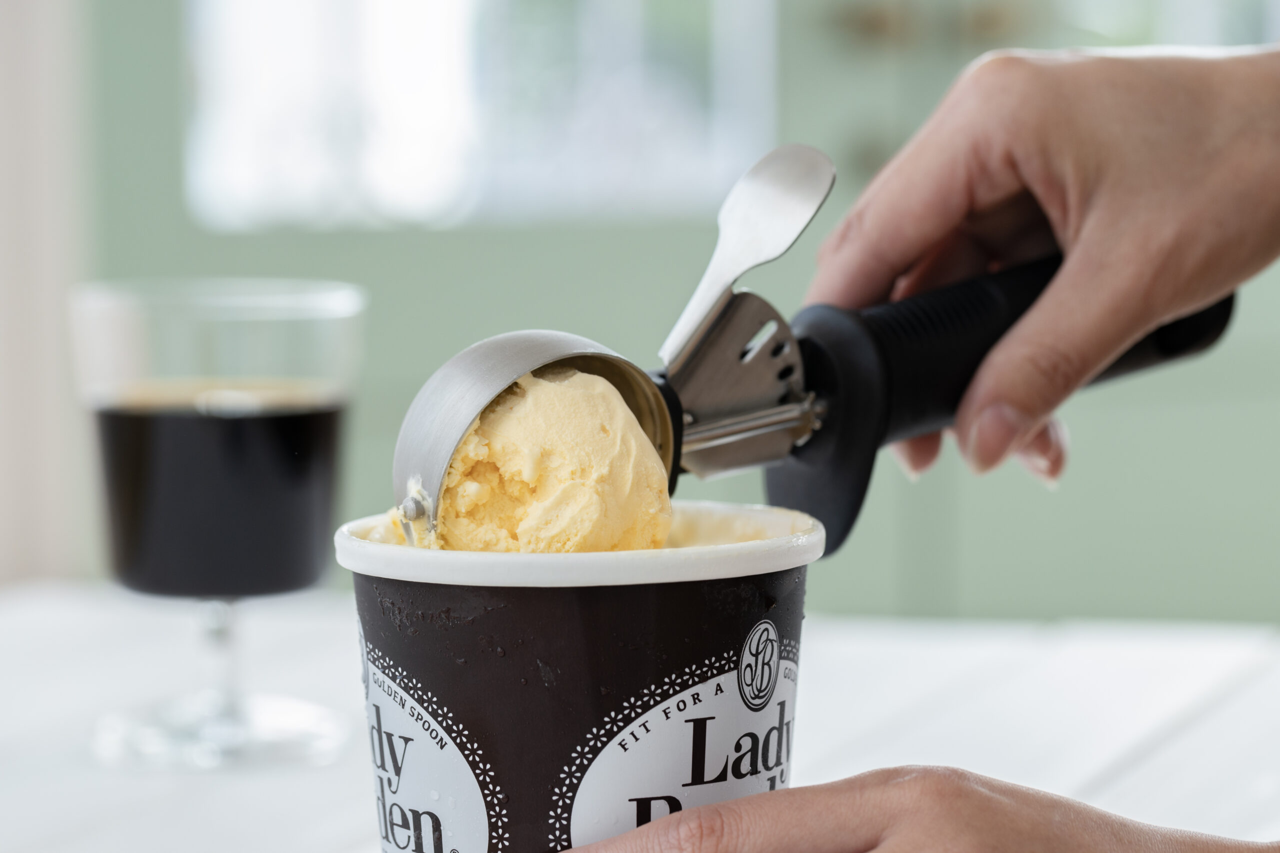 asuiro(あすいろ)は、コーヒーやキッチンツール、暮らしの道具を紹介するライフスタイルメディア。日々の暮らしに、やさしい彩りと小さな豊かさをお届けします。