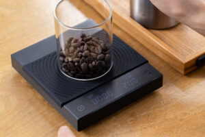 asuiro（あすいろ）は、コーヒーやキッチンツール、暮らしの道具を紹介するライフスタイルメディア。日々の暮らしに、やさしい彩りと小さな豊かさをお届けします。