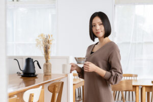 asuiro(あすいろ)は、コーヒーやキッチンツール、暮らしの道具を紹介するライフスタイルメディア。日々の暮らしに、やさしい彩りと小さな豊かさをお届けします。