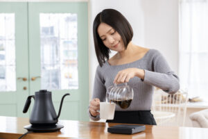 asuiro(あすいろ)は、コーヒーやキッチンツール、暮らしの道具を紹介するライフスタイルメディア。日々の暮らしに、やさしい彩りと小さな豊かさをお届けします。