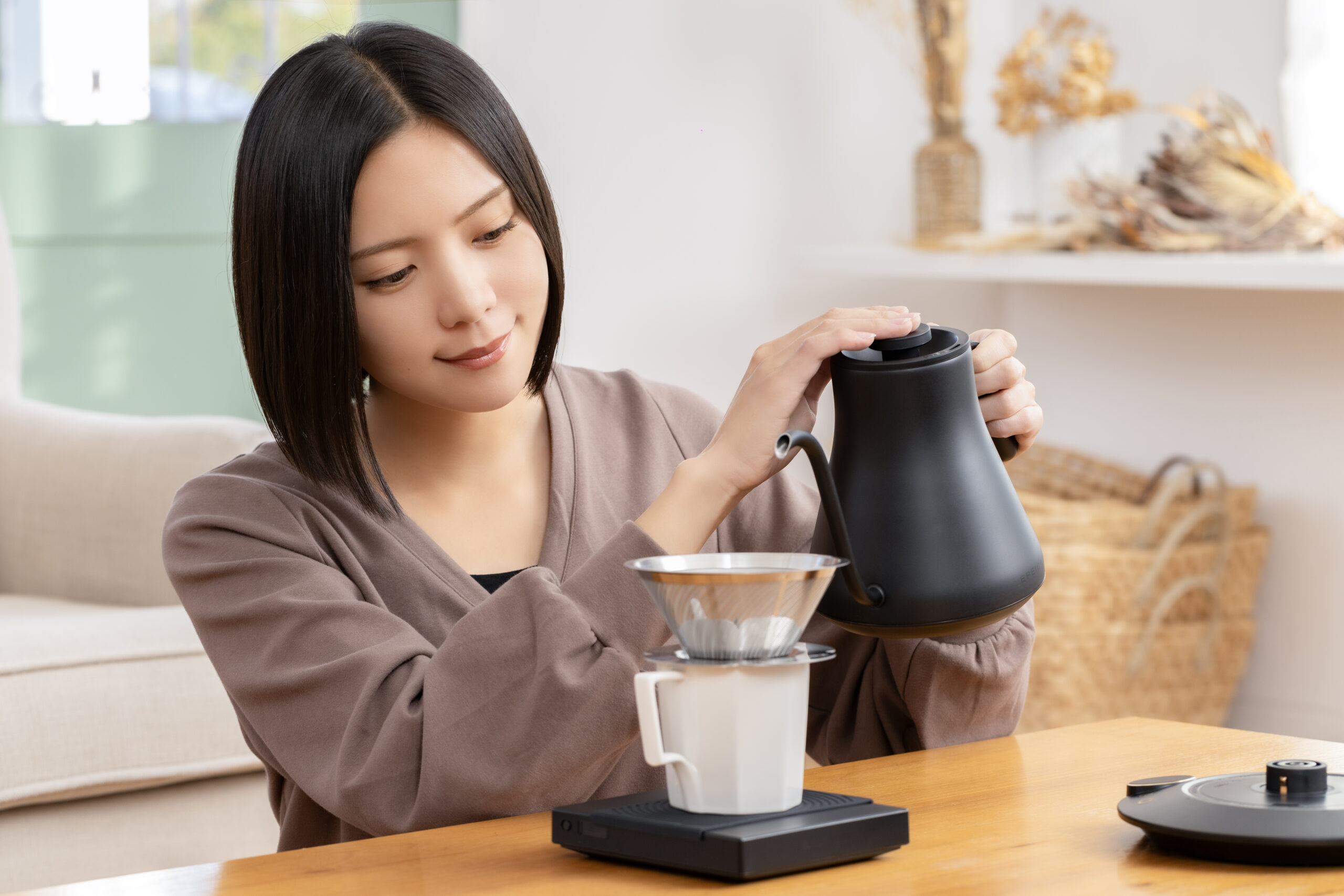 asuiro(あすいろ)は、コーヒーやキッチンツール、暮らしの道具を紹介するライフスタイルメディア。日々の暮らしに、やさしい彩りと小さな豊かさをお届けします。