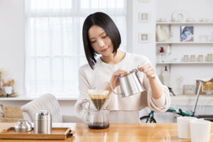 asuiro(あすいろ)は、コーヒーやキッチンツール、暮らしの道具を紹介するライフスタイルメディア。日々の暮らしに、やさしい彩りと小さな豊かさをお届けします。