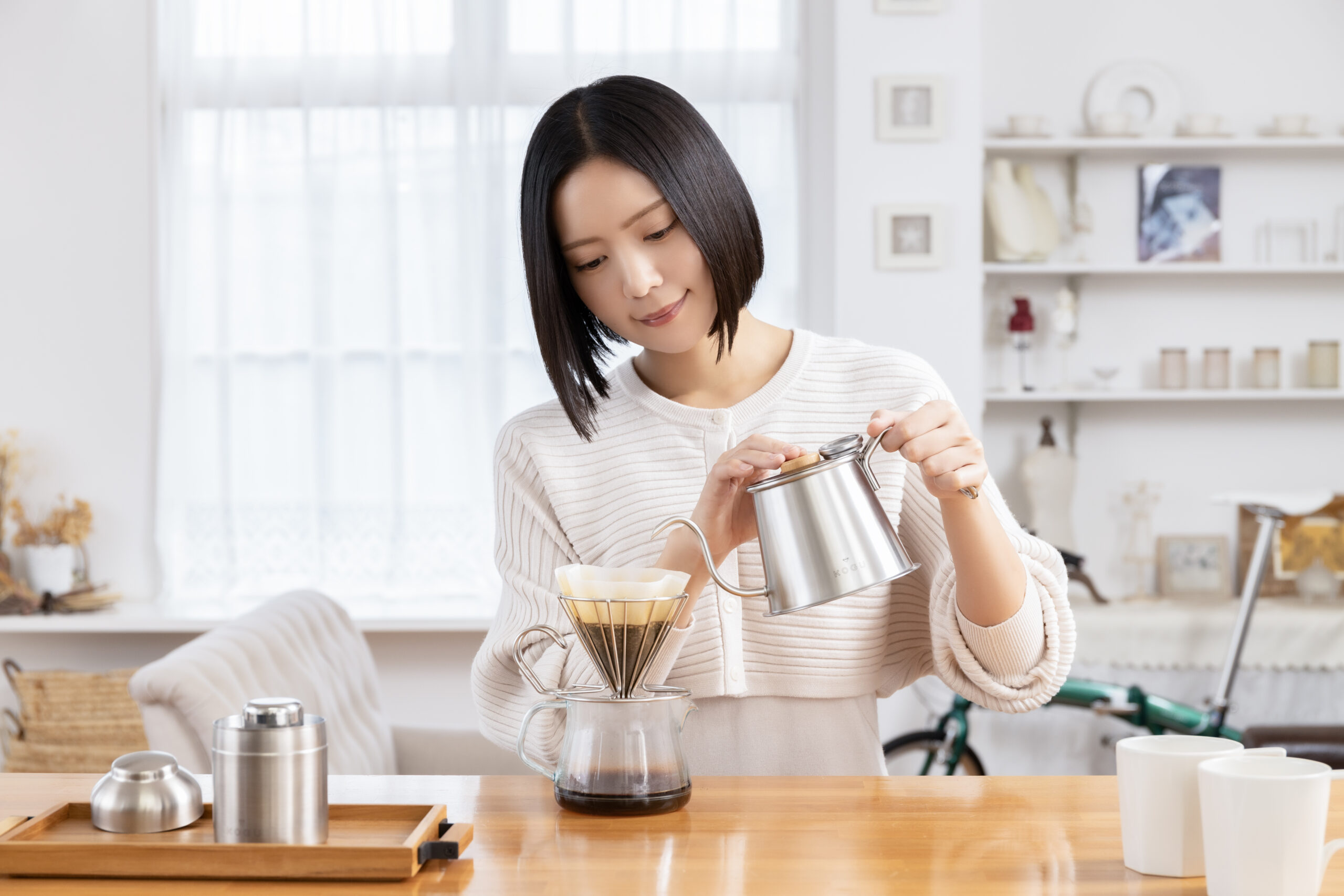 asuiro（あすいろ）は、コーヒーやキッチンツール、暮らしの道具を紹介するライフスタイルメディア。日々の暮らしに、やさしい彩りと小さな豊かさをお届けします。