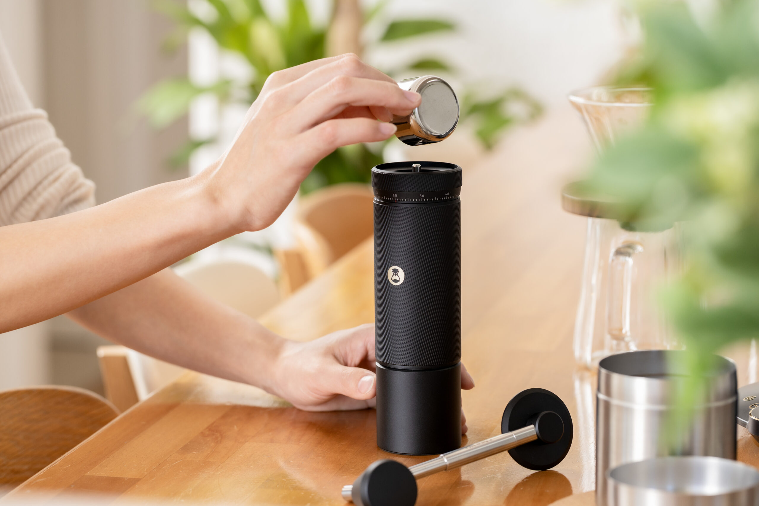 asuiro（あすいろ）は、コーヒーやキッチンツール、暮らしの道具を紹介するライフスタイルメディア。日々の暮らしに、やさしい彩りと小さな豊かさをお届けします。