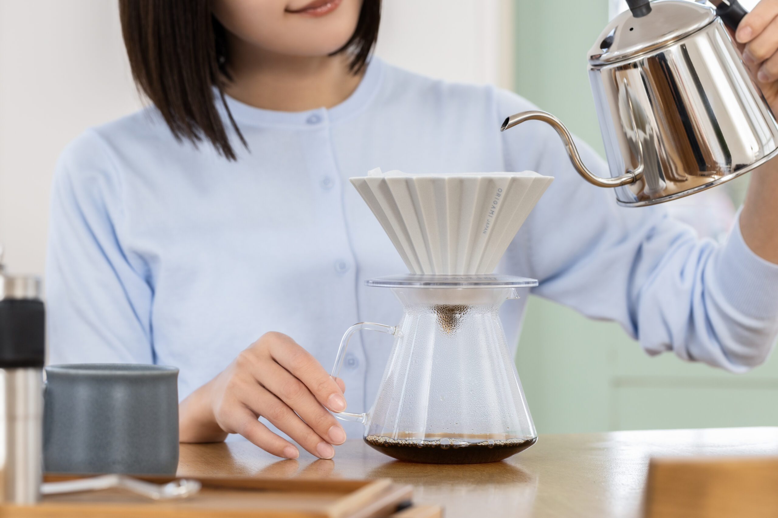 asuiro（あすいろ）は、コーヒーやキッチンツール、暮らしの道具を紹介するライフスタイルメディア。日々の暮らしに、やさしい彩りと小さな豊かさをお届けします。